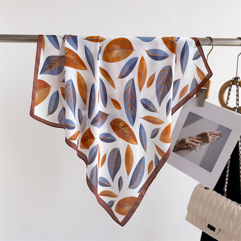 Luxury Brand Print 70cm Square - Scarf Silk Square recension och pris
