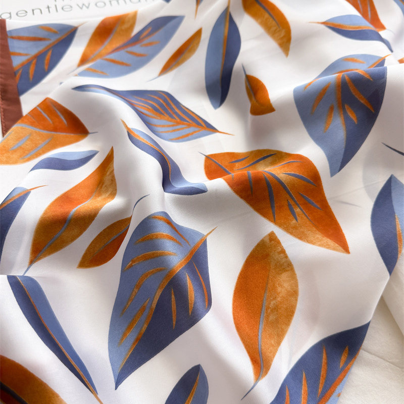 Luxury Brand Print 70cm Square - Scarf Silk Square recension och pris